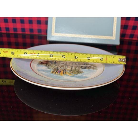 NIB Avon Christmas Plate 1977 Carollers in the Snow Wedgwood (Tunstall) - Picture 7 of 7